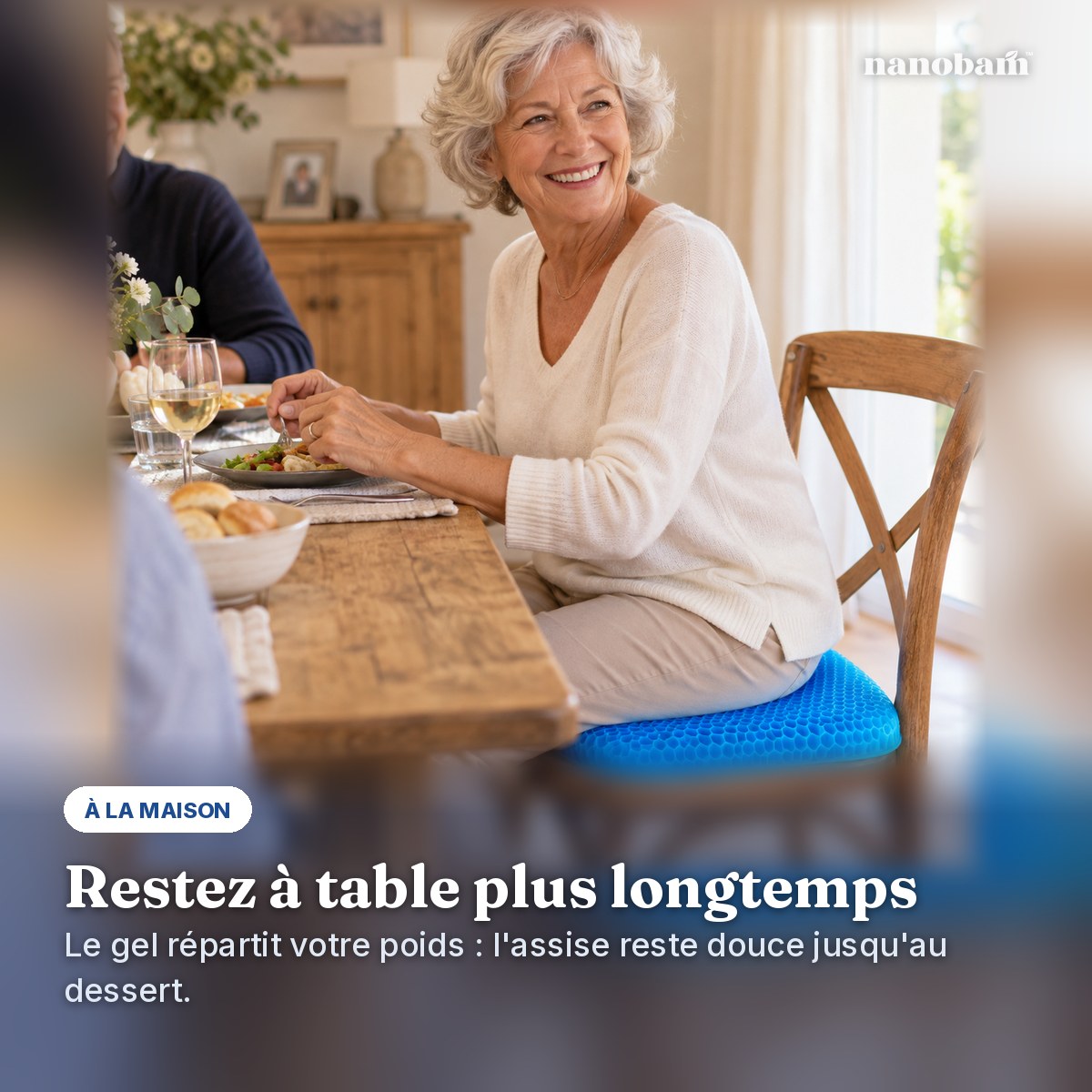 Coussin gel NANOBAM sur une chaise de salle à manger