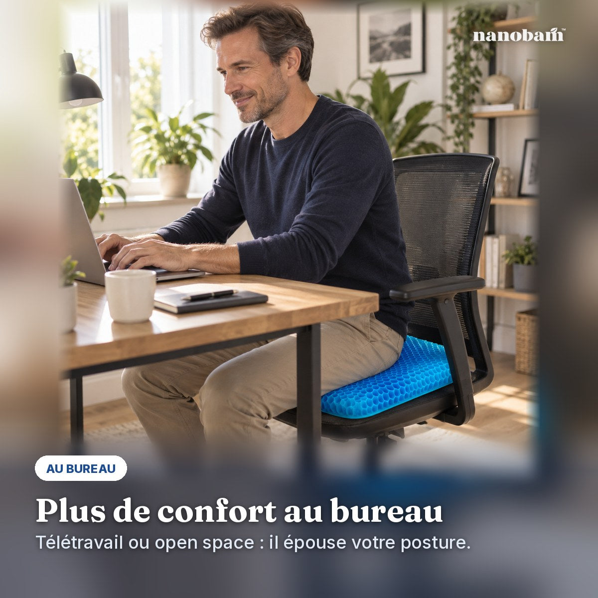 Coussin gel NANOBAM sur une chaise de bureau en télétravail
